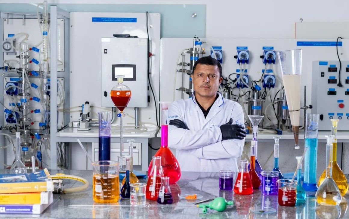 Retrato de Almir Silva, químico responsável pela MultiMax, em laboratório